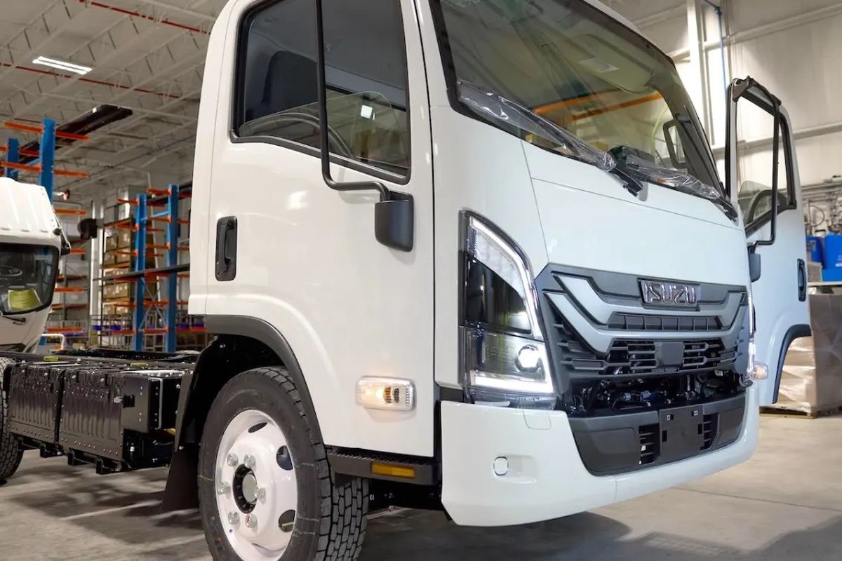 Isuzu Pastikan ELF EV Masuk Pasar Indonesia