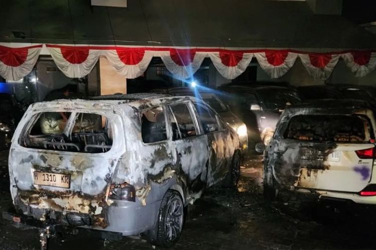 mobil terbakar, Mobil bekas terbakar, Bangkai mobil bekas terbakar, Mobil Bekas Terbakar: Apakah Masih Layak Diperbaiki?