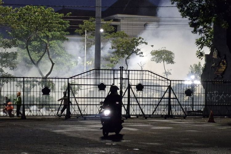 gas air mata, cara mengatasi, kena gas air mata, kena gas air mata saat berkendara, Terkena Gas Air Mata Saat Berkendara? Begini Cara Mengatasinya