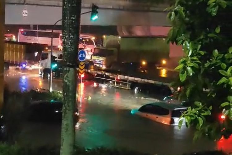 Denny Sulistyo, hujan jakarta, kerusakan knalpot, pencegahan kendaraan, Hati-Hati! Hujan di Jakarta Bisa Rusak Knalpot Mobil Anda