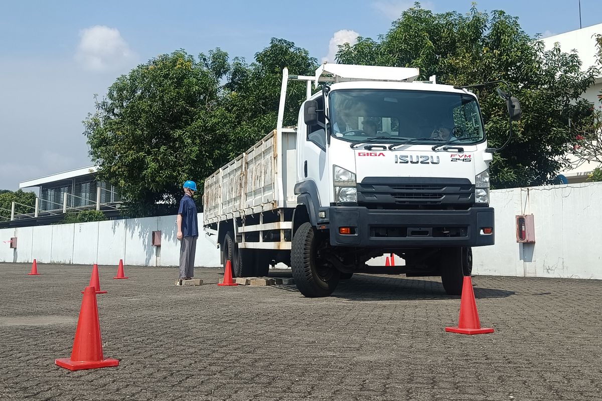 Mengungkap Bahaya Blind Spot Sopir Truk