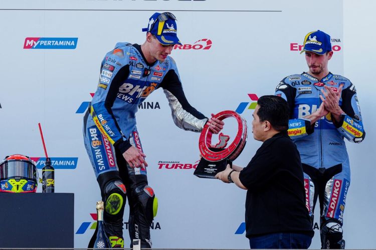 MotoGP, Sirkuit Mandalika, Mandalika Grand Prix Association, MGPA, Sweda, trofi motogp indonesia, Piala Motogp, motogp 2025, MotoGP Indonesia 2025, Filosofi Desain Trofi MotoGP Indonesia 2025, Sarat Nilai Budaya