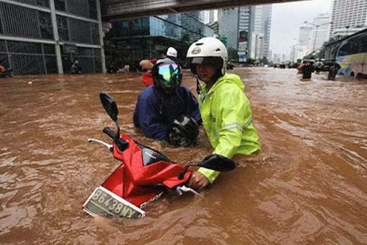 banjir, motor menerjang banjir, batas aman motor lewat banjir, Alasan Motor Tak Boleh Menerjang Banjir Lebih dari Footstep