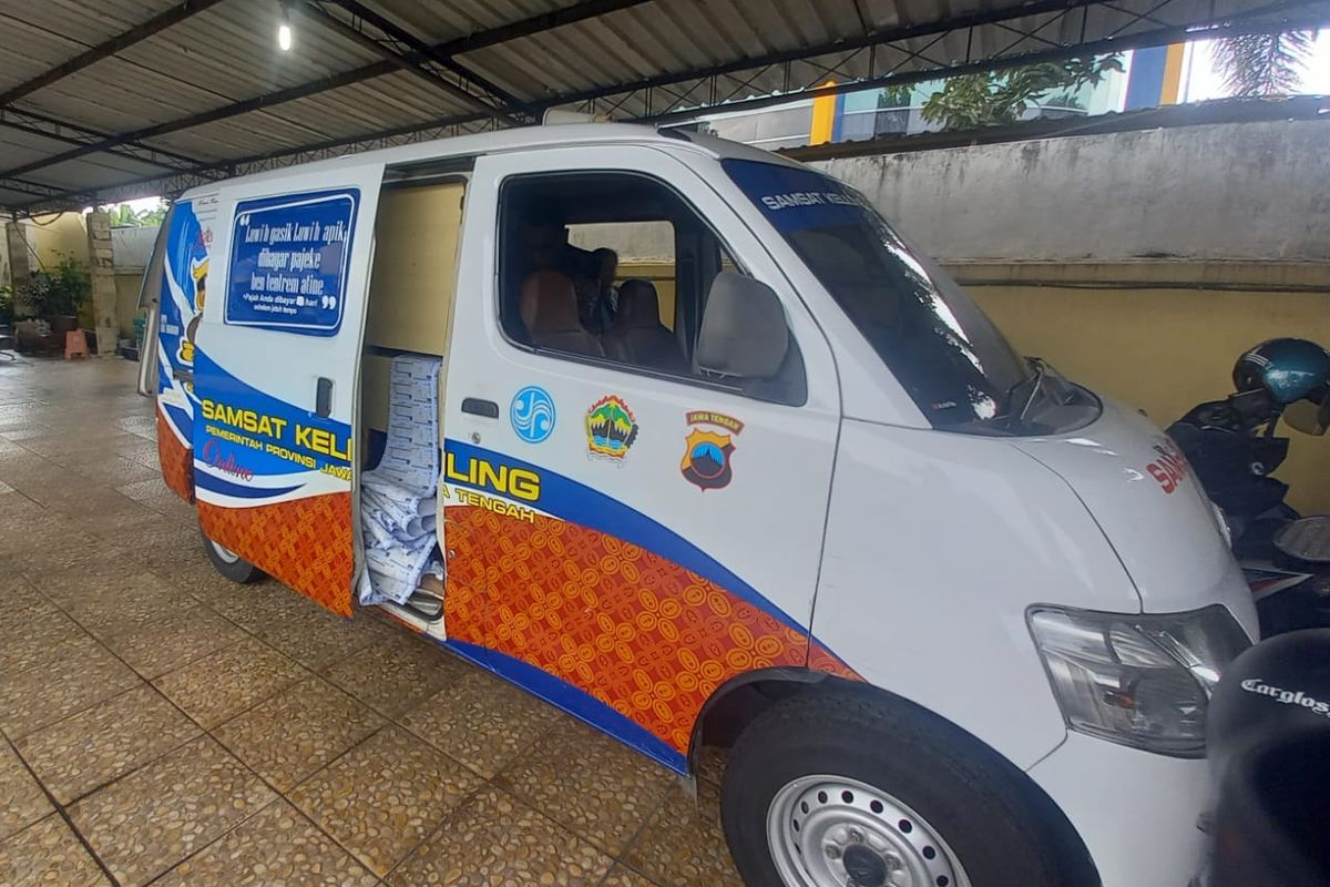 Bantu Atasi Antrean, Mobil Samsat Keliling Hadir di Kantor Samsat Sukoharjo