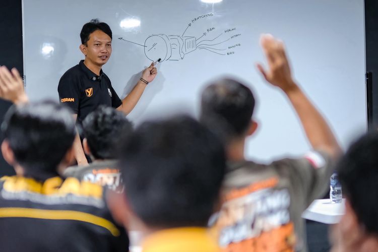 Yoong Motor Group, Bambang Soesatyo, industri perlampuan, Yoong Motor Academy, bambang soesatyo, Mencetak Ahli Lampu Kendaraan di Surabaya