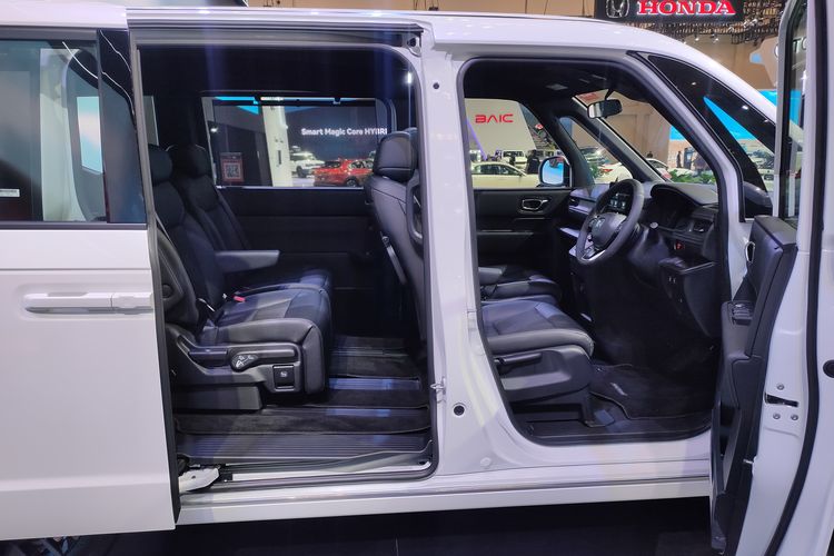 Honda Step WGN e:HEV, GIIAS 2025, keluarga modern, MPV Hybrid, Keluarga Modern, Spesifikasi dan Fitur Unggulan Honda Step WGN e:HEV