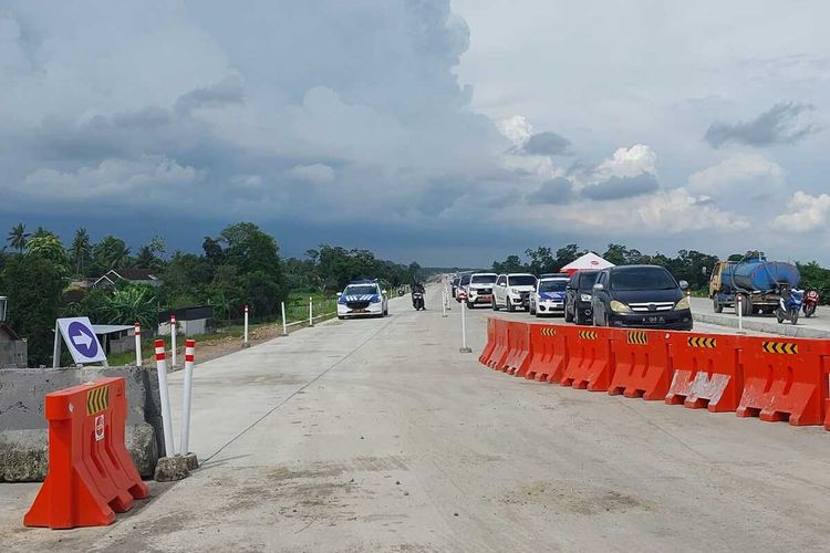 ban mobil, perawatan, tekanan udara, jalan beton, Ban mobil, karet, Perawatan, Apa Benar Sering Lewat Jalan Beton Ban Mobil Jadi Cepat Aus?