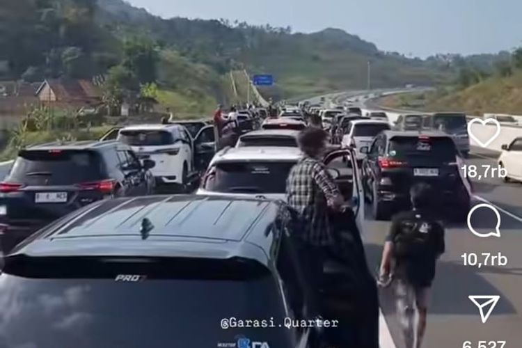 mobil diesel, jalan Tol, jalan tol, bahu jalan tol, Jalan Tol, pelanggaran, Rombongan Mobil Diesel Parkir Berlapis di Tol Cisumdawu, Ini Sanksi Hukumnya