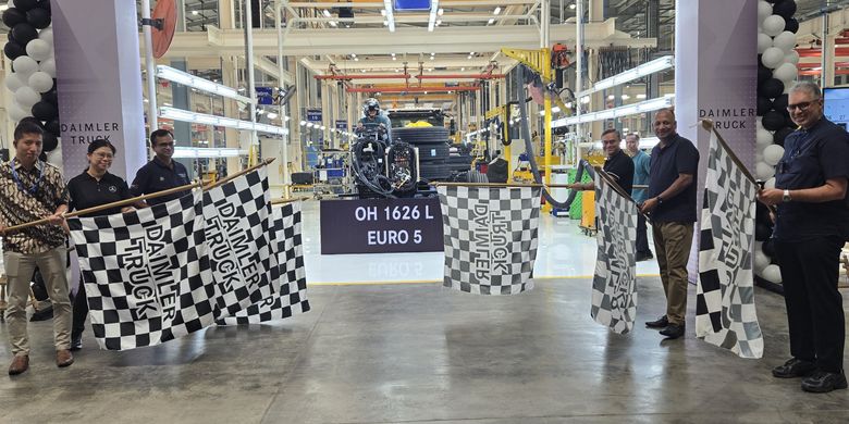 pabrik, Ekspor, produksi, Mercedes Benz, sasis bus, Euro 5, Daimler, DCVMI, Produksi Cikarang, DCVMI Ekspor Perdana Sasis Mercedes 1626L Euro 5
