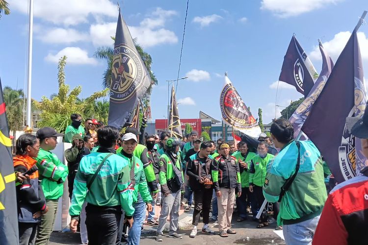 Hari Perhubungan Nasional, Garda Indonesia, demonstrasi ojek online, kebijakan transportasi, 2.000 Ojol Demo Hari Ini, Aksi Berlangsung di Kemenhub dan DPR