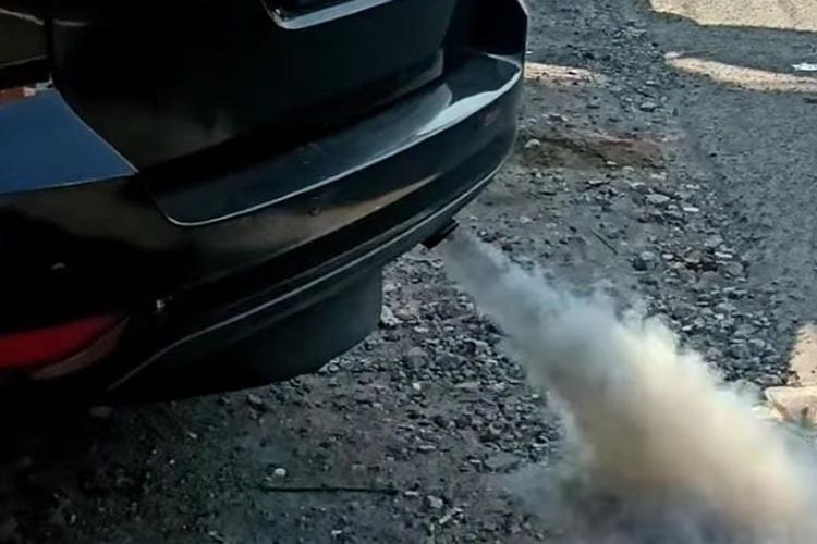 knalpot, mobil, asap putih, Mudik lebaran, asap putih dari knalpot, Cara Atasi Mobil yang Mengeluarkan Asap Putih Saat Perjalanan Mudik