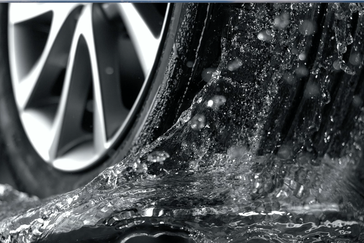 mobil tersambar petir, Antisipasi mobil tersambar petir, Risiko mobil tersambar petir, Mobil Berpotensi Tersambar Petir, Ini Cara Aman Mengantisipasinya