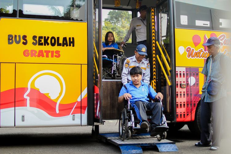 bus sekolah, bus sekolah jakarta, bus sekolah gratis, bus sekolah ramah disabilitas, Bus Sekolah Jakarta Ramah Disabilitas, Bantu Siswa dengan Kursi Roda
