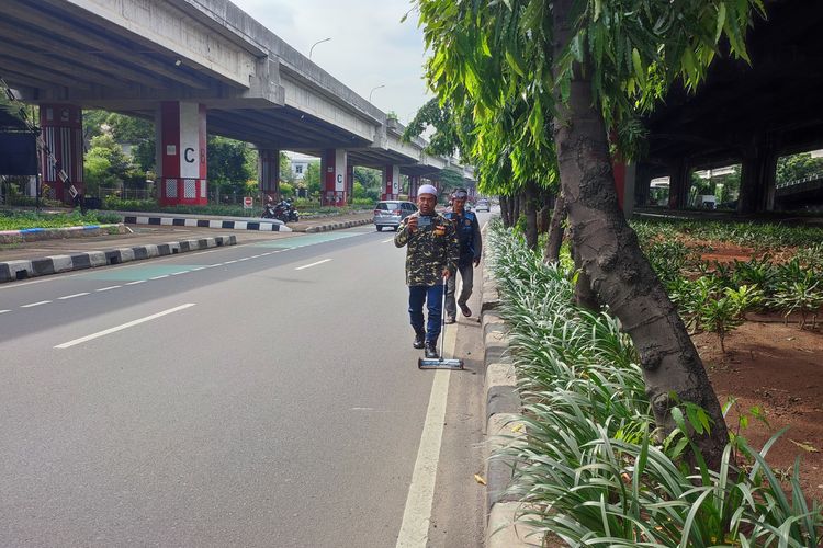 mobil, paku, ranjau paku, motor, Ranjau Paku Besi Payung Ancam Keselamatan Pengendara di Jakarta