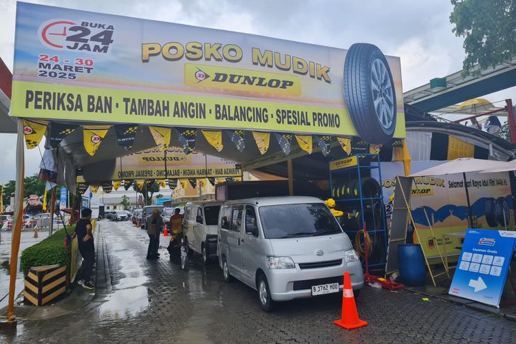 Ban mobil, Dunlop, Mudik Lebaran, Posko Mudik, ganti ban mobil, Sumi Rubber Indonesia, Manfaatkan Posko Mudik untuk Cek Kendaraan Saat Mudik Lebaran