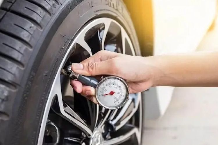 tekanan udara, alat, suspensi, kempis, ban mobil, kurang angin, Berat, berat, Ban mobil, Suspensi, bahan bakar, Tanpa Alat, Begini Cara Deteksi Ban Mobil yang Kurang Tekanan