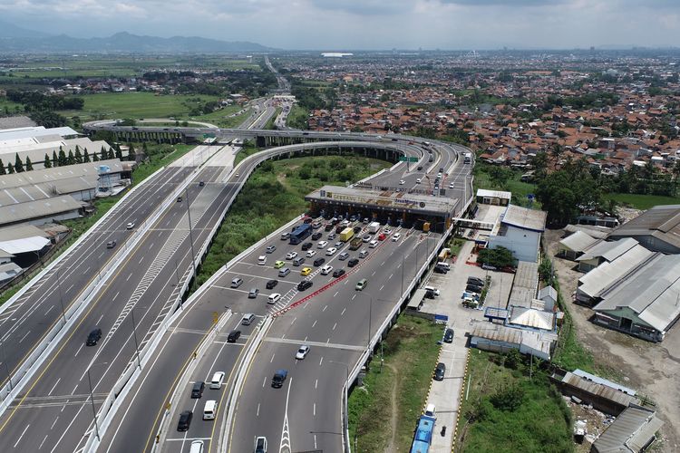 Jasa Marga, lalu lintas jalan tol, lalu lintas kendaraan, lalu lintas tol, puncak arus libur panjang, Ratusan Ribu Kendaraan Sudah kembali ke Jabodetabek Usai Libur Panjang