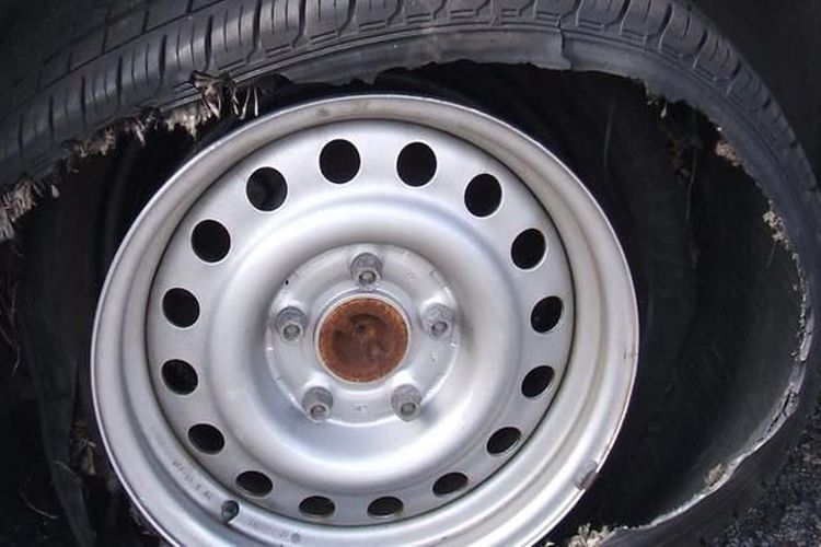 Pecah ban, kecelakaan, jalan tol, pecah ban, benda tajam, karet, tekanan udara, kempis, ban mobil, Tekanan udara, Ban mobil, Pecah Ban, Petaka Pecah Ban Mobil, Penyebab Sepele yang Sering Diabaikan