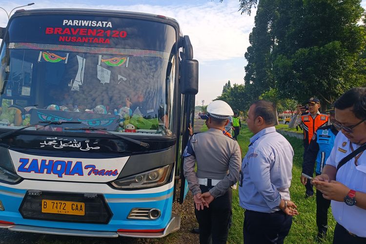 Tol Jagorawi, libur panjang, jalan, Jalan, STNK, bus pariwisata, pelanggaran, Libur Panjang, Kemenhub Temukan Masih Banyak Bus Langgar Aturan