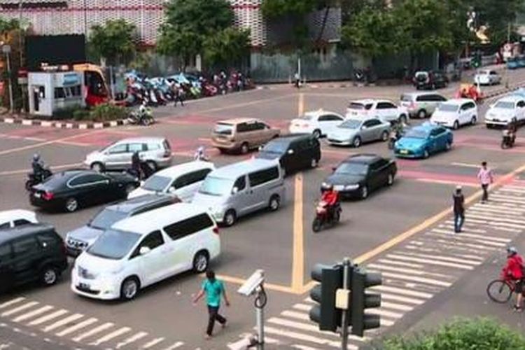 yellow box junction, Marka jalan, yellow box junction artinya, marka kotak kuning, fungsi marka kotak kuning, Apa Fungsi Marka Garis Kotak Kuning di Tengah Jalan?