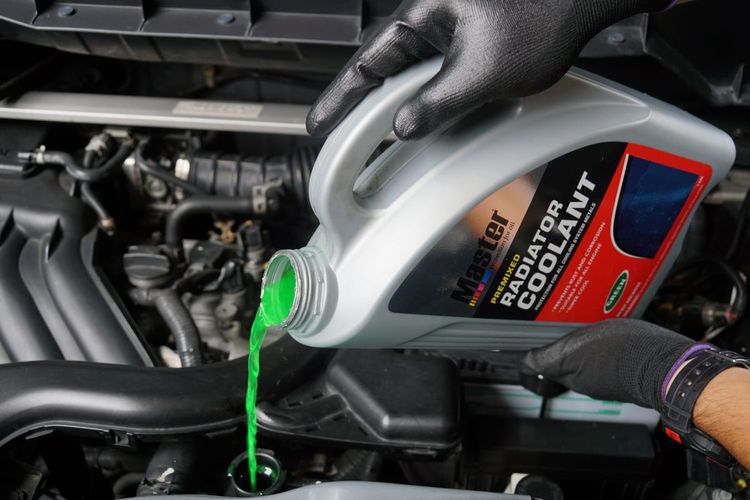 Perawatan Mobil, coolant, risiko overheat, pemeriksaan berkala, Rutin Cek Coolant untuk Perjalanan Jauh yang Aman