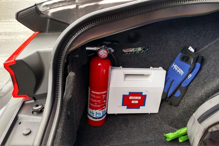 APAR, alat pemadam api ringan (APAR), APAR dalam mobil, APAR Jadi Barang Wajib yang Ada di Mobil, Ini Dasar Hukumnya