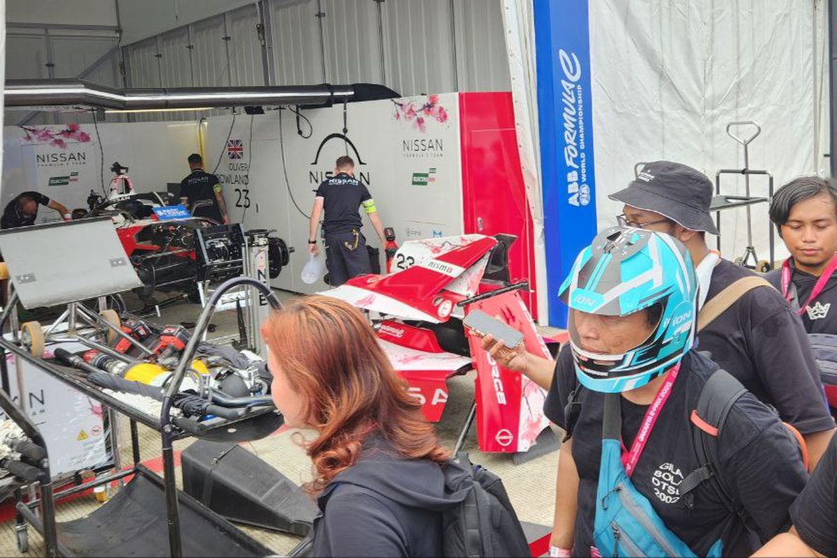 Helm Kertas Formula E, Suvenir Sederhana yang Berkesan buat Pengunjung