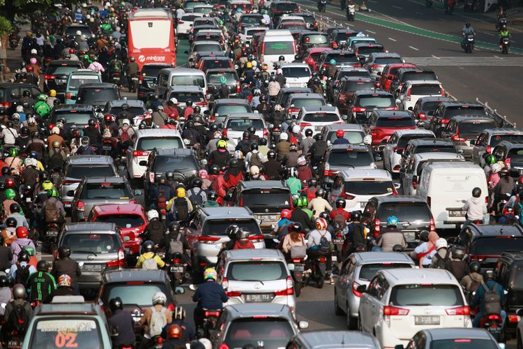 otomotif, pajak kendaraan, penjualan mobil, Kemenko Perekonomian, BBNKB, penjualan kendaraan, Ada Usulan Bea Balik Nama Mobil Konvensional Diturunkan