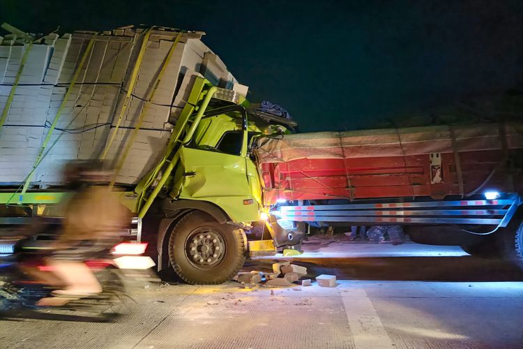 blind spot truk, Tips menghindari truk besar, bahaya berkendara dekat truk besar, Cara Aman Menghindar dari Truk Besar Saat Berkendara