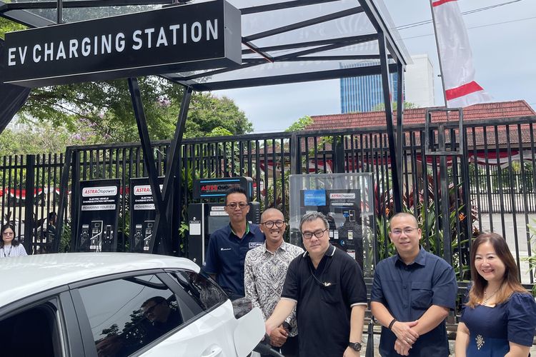 palembang, mobil listrik, SPKLU, Fast, Astra Otopower, SPKLU Astra Otopower Hadir di Palembang, Masih Beroperasi Gratis