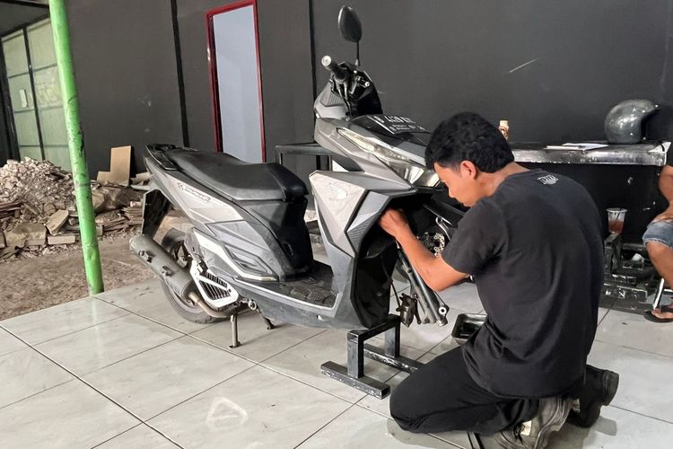 risiko kecelakaan, kenyamanan berkendara, sokbreker kendaraan, perawatan sokbreker, Kenali Bahaya Kerusakan Sokbreker pada Motor Anda