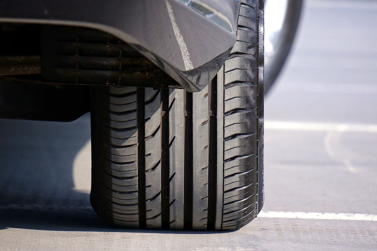 Apa Benar Sering Lewat Jalan Beton Ban Mobil Jadi Cepat Aus?