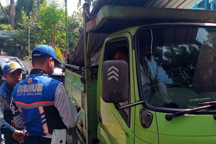 pembatasan angkutan barang, kelancaran lalu lintas, libur maulid nabi, Kemenhub, Pembatasan Angkutan Barang Saat Libur Maulid Nabi 2025