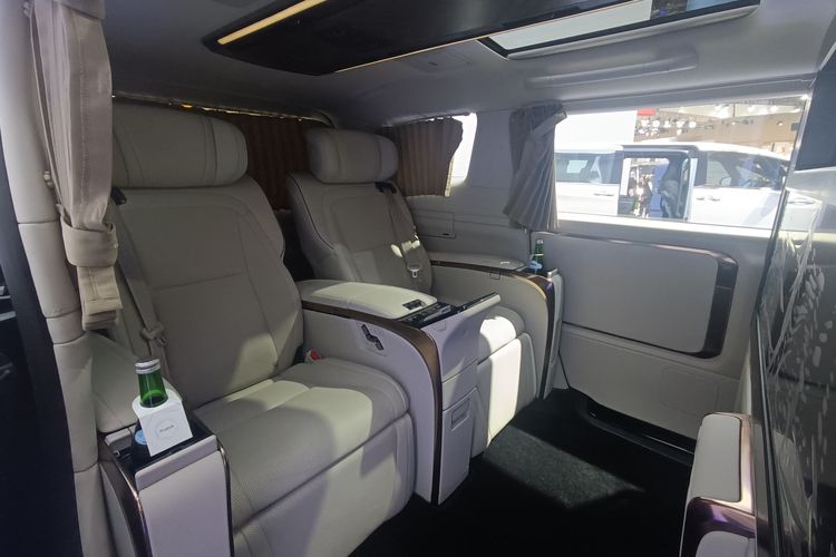 Lexus, sultan HB X, Lexus LM 350, Sultan Hamengku Buwono X, Momen Sultan HB X Pakai Lexus LM 350h, Turun Langsung Temui Massa