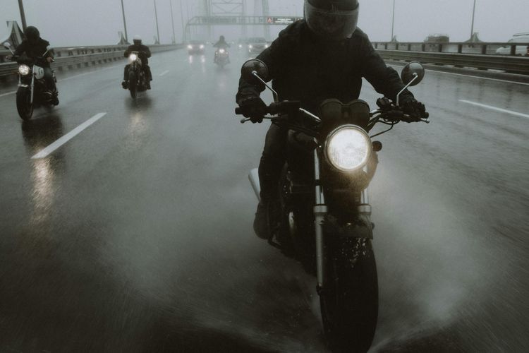 motor boros bensin, ngebut bikin motor boros bensin, motor sering dipakai ngebut, Fakta atau Mitos: Ngebut Bikin Motor Lebih Boros BBM?