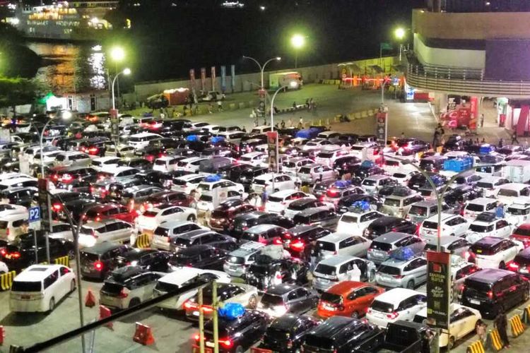 Gerbang Tol Merak, kepadatan lalu lintas, pemudik Lebaran 2025, Imbauan Kapolri, Gerbang Tol Tambahan Dibuka di GT Merak untuk Pemudik