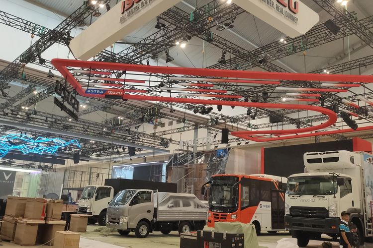 GIIAS, GIIAS 2025, pameran otomotif, merek otomotif, Intip Persiapan Booth Pameran Jelang GIIAS 2025