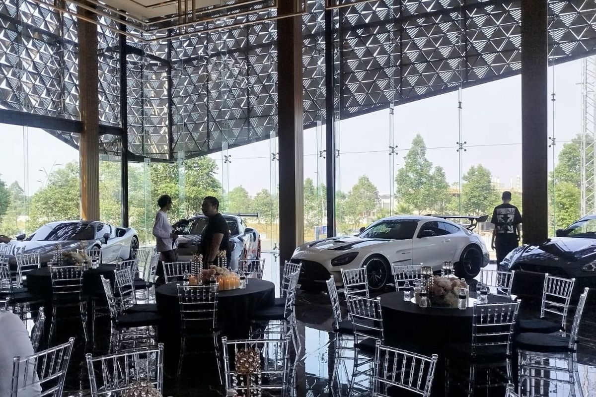 Showroom Mobil Mewah Hadir di PIK 2