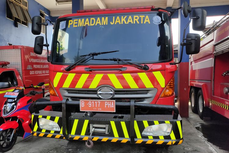 mobil damkar, damkar, mobil pemadam kebakaran, Penyelamatan Kebakaran, Damkar Jakarta, truk damkar, Fungsi Mobil Damkar, Mengenal Ragam Kendaraan Petugas Pemadam Kebakaran