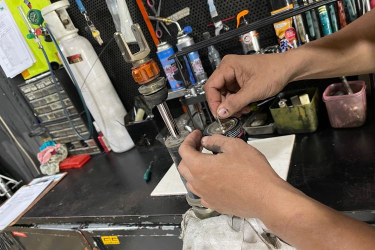 sokbreker, oli mesin, bengkel sokbreker, oli sokbreker, Jangan Salah Pilih, Ini Perbedaan Oli Mesin dan Oli Sokbreker