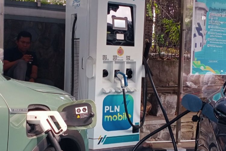 otomotif, kendaraan listrik, Pertamina, Charging Station, SPKLU, SPBKLU, Pertamina Siapkan Strategi Hadapi Tren EV, SPKLU Terus Bertambah