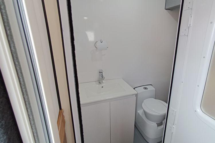 Kontainer, Daimler Commercial Vehicles Indonesia (DCVI), DCVI, Mercedes-Benz Axor, Mercedes-Benz Axor 2528, Kontainer Portable Mercedes-Benz Axor Buatan Delima Mandiri