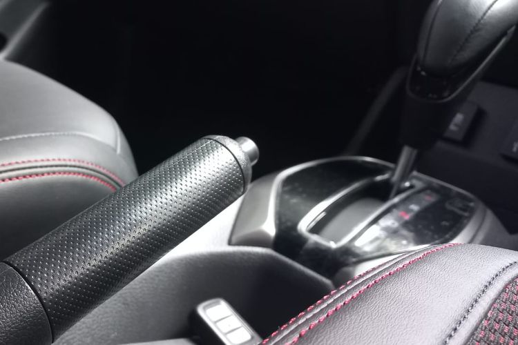 rem tangan, Rem tangan, rem tangan mobil, lupa menurunkan rem tangan, lupa menurunkan rem tangan saat jalan, Ini yang Terjadi jika Rem Tangan Masih Aktif Saat Mobil Bergerak