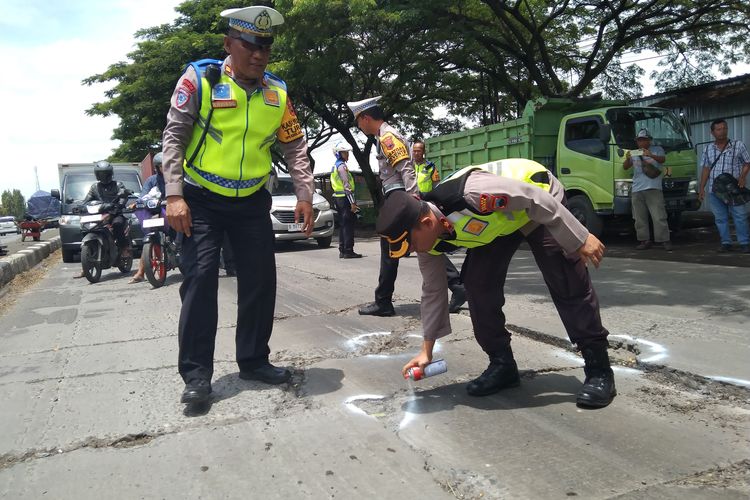 Jalan berlubang, jalan berlubang, bahaya jalan berlubang, potensi bahaya jalan berlubang, Waspada Jalan Berlubang saat Berkendara di Musim Kemarau Basah