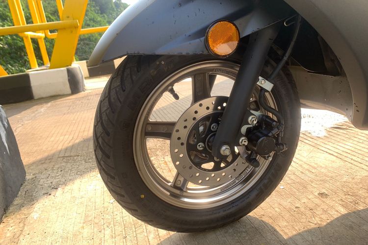 motor, rem cakram, Disc Brake, cakram motor, pengereman motor, Kenapa Posisi Cakram Rem Motor Ada yang di Kanan atau Kiri?