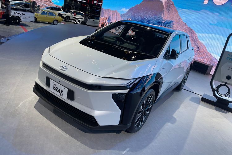 produksi lokal, Toyota bZ4X, GIIAS 2025, kendaraan listrik, Produksi Lokal Toyota bZ4X 2025: Semua yang Perlu Diketahui