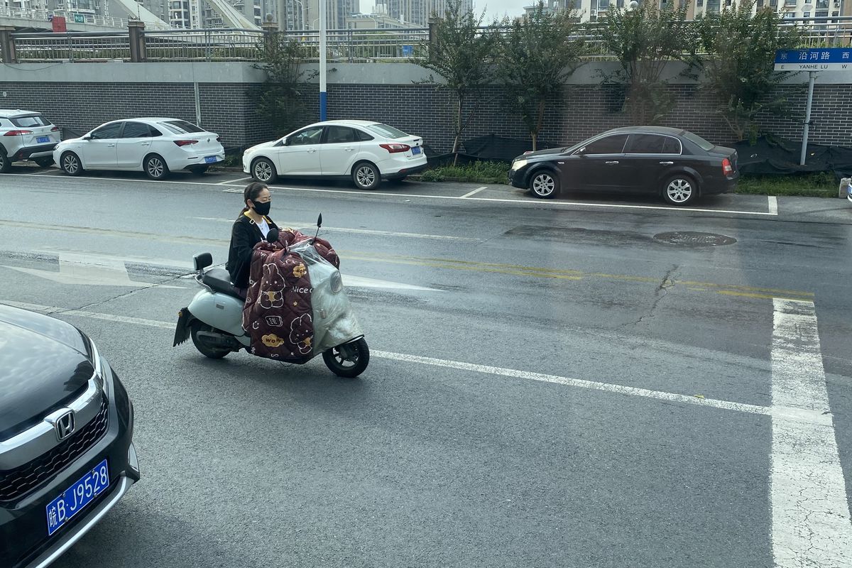 Unik, Pengendara Motor di China Gunakan Selimut Saat Musim Gugur