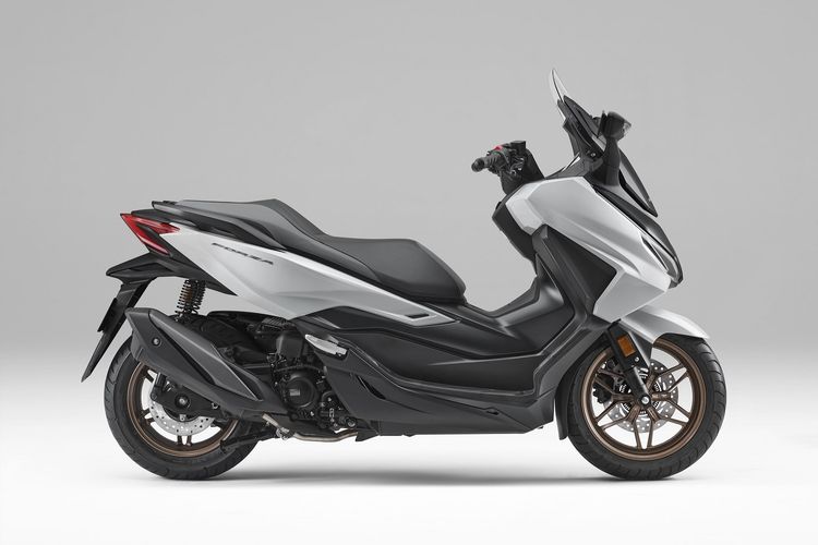 honda, Honda Forza, Yamaha XMAX, yamaha, Yamaha XMAX TechMAX, Adu Yamaha XMAX Connected TechMAX vs Honda Forza 250