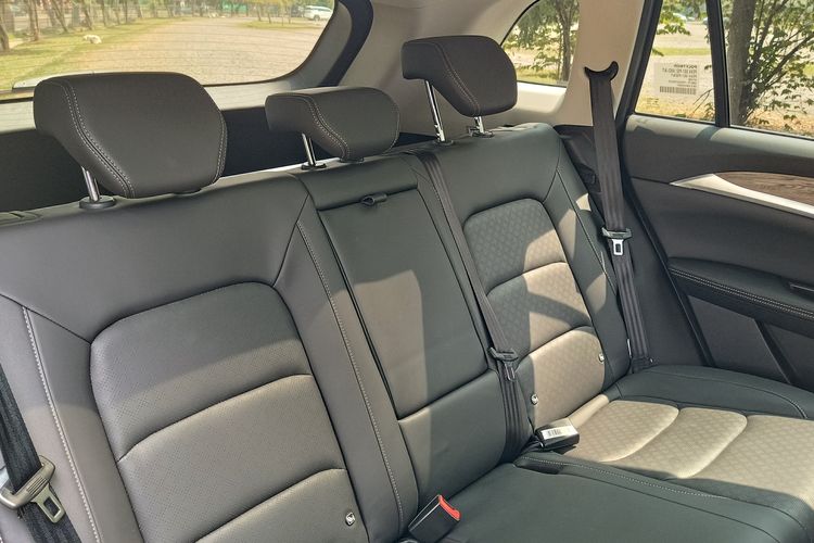 interior mewah, desain elegan, mobil listrik, Polytron G3, Mengungkap Fitur Mewah Polytron G3+: Mobil Listrik Terbaru