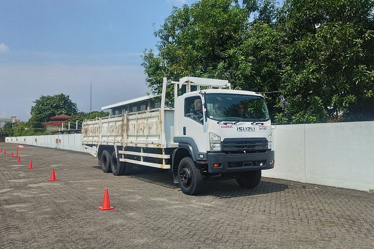 Isuzu Astra Motor Indonesia, Isuzu Giga, Isuzu giga, blind spot truk, Pelatihan mengemudi, Belajar Mengemudi Truk Panjang 12 Meter: Penting Memahami Blind Spot